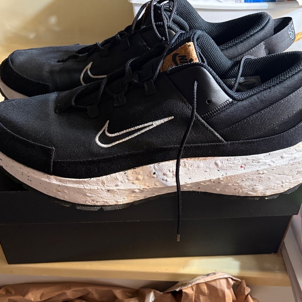 Nike Men's Black and White Sneakers size 11 DC6916-003 202